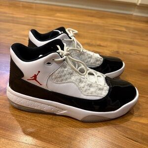 Air Jordan Men's Max Aura 2 size 9.5. 
Like new.
